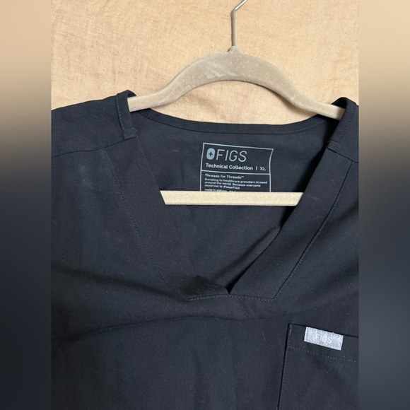 FIGS Men's Black V-Neck scrub top with side pockets - Picture 6 of 8